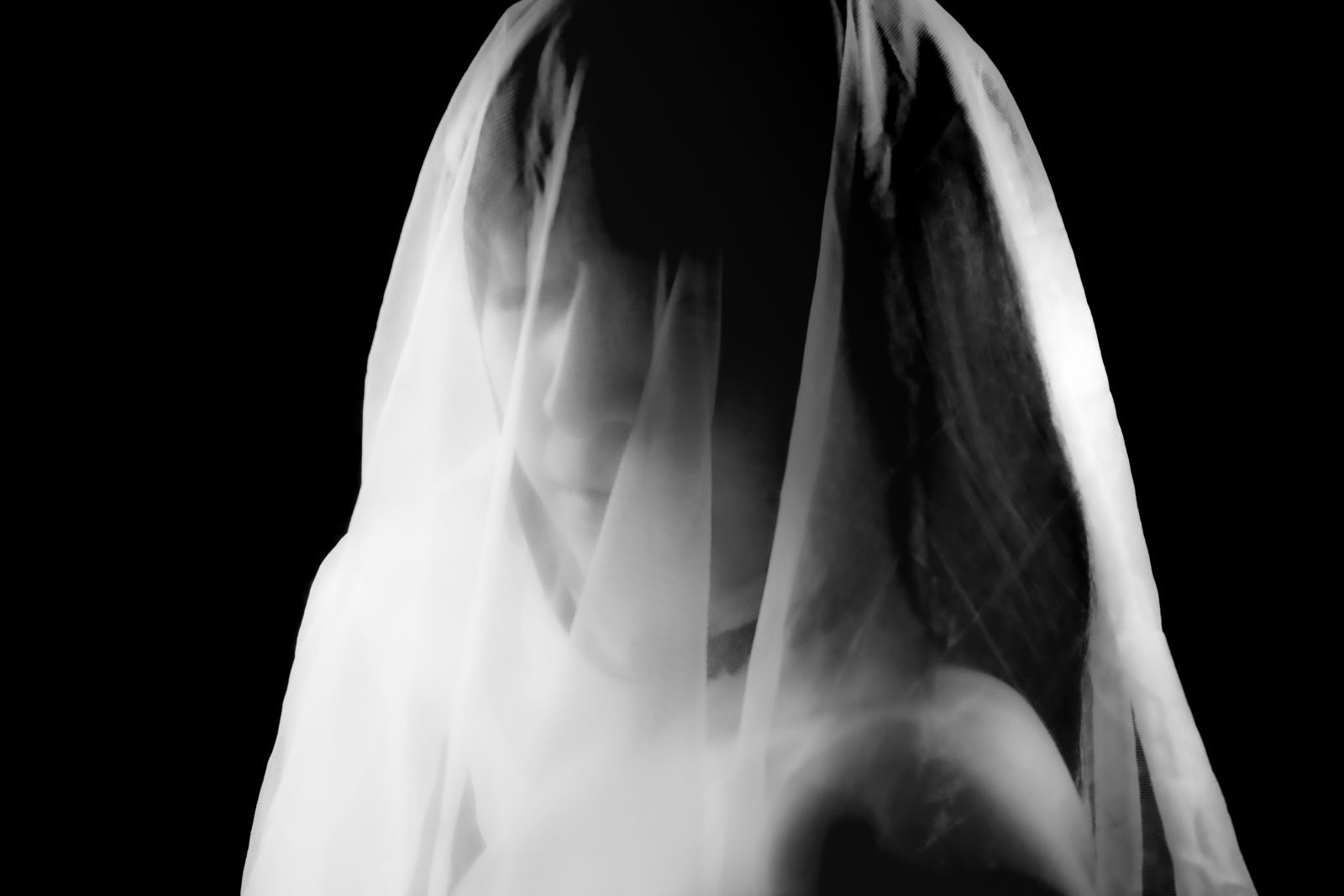 Portret alb-negru elegant al unei mirese cu voal, în studio